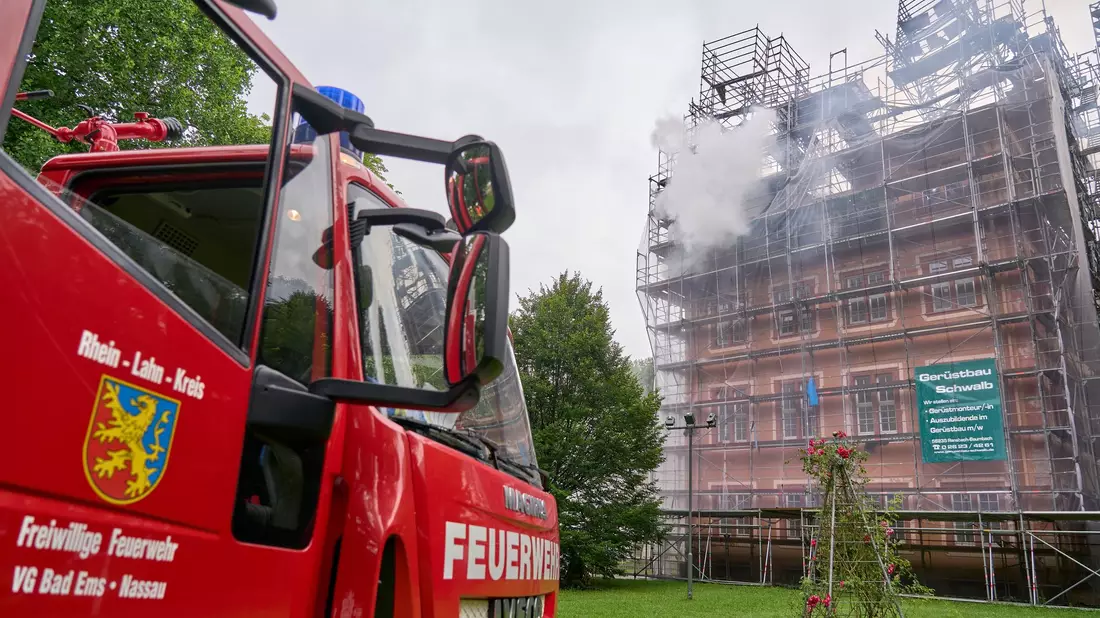 Seit dem frühen Morgen sind die Feuerwehrkräfte an dem historischen Gebäude im Einsatz. - Bild: Sascha Ditscher/dpa
