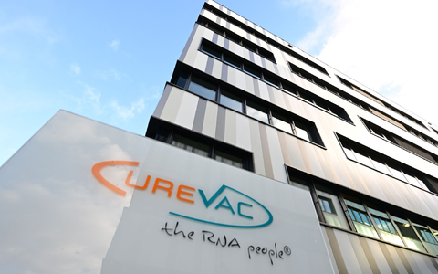 Ein Deal mit dem britischen Pharmakonzern GSK bringt Curevac aus Tübingen Millioneneinnahmen. - Foto: Bernd Weißbrod/dpa