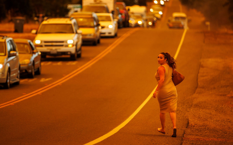Starke Winde erschweren die Löscharbeiten.  - Foto: Ethan Swope/AP/dpa