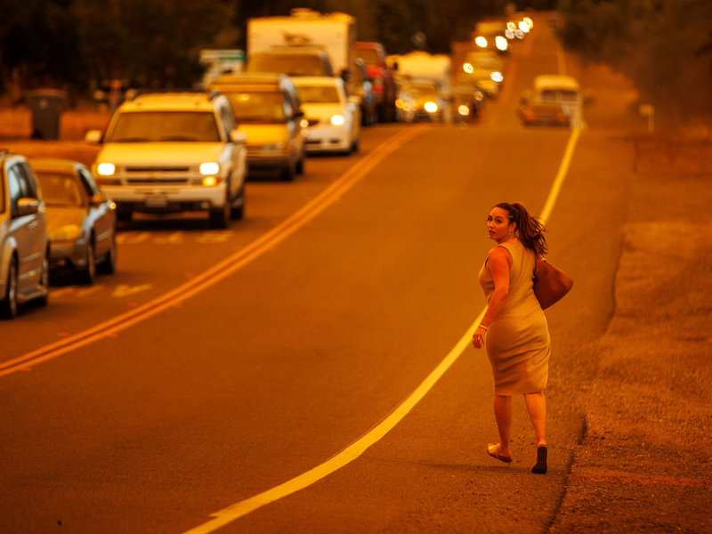 Rettungskräfte, die sich nicht im Dienst befinden, sind aufgerufen, sich zum Einsatz zu melden. - Foto: Ethan Swope/AP/dpa