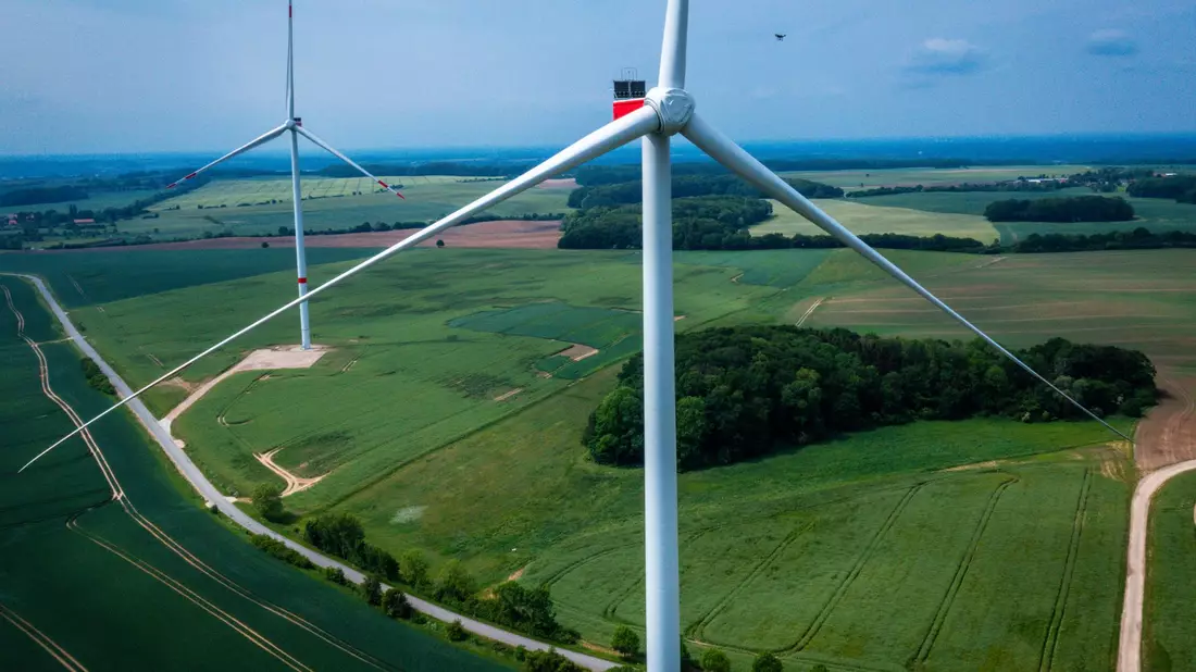 Windparks boomen: Zuletzt haben sich so viele Firmen wie noch nie für eine Förderung nach dem Erneuerbare-Energien-Gesetz (EEG) beworben. - Bild: Jens Büttner/dpa
