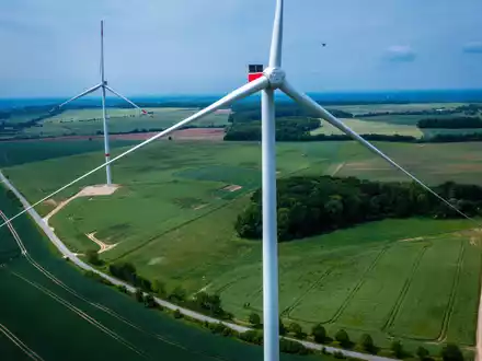 Windparks boomen: Zuletzt haben sich so viele Firmen wie noch nie für eine Förderung nach dem Erneuerbare-Energien-Gesetz (EEG) beworben. - Foto: Jens Büttner/dpa