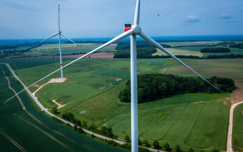 Windparks boomen: Zuletzt haben sich so viele Firmen wie noch nie für eine Förderung nach dem Erneuerbare-Energien-Gesetz (EEG) beworben. - Foto: Jens Büttner/dpa