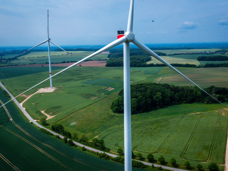 Windparks boomen: Zuletzt haben sich so viele Firmen wie noch nie für eine Förderung nach dem Erneuerbare-Energien-Gesetz (EEG) beworben. - Foto: Jens Büttner/dpa