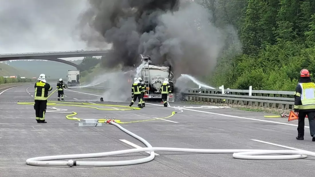 API-TH: Anhänger löst sich vom Auto - Ladung verteilt sich auf beiden Richtungsfahrbahnen - Bild: presseportal.de