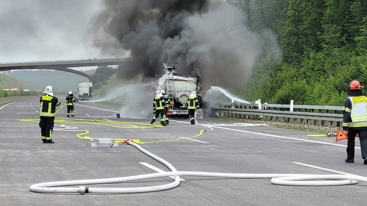 API-TH: Anhänger löst sich vom Auto - Ladung verteilt sich auf beiden Richtungsfahrbahnen - Foto: presseportal.de