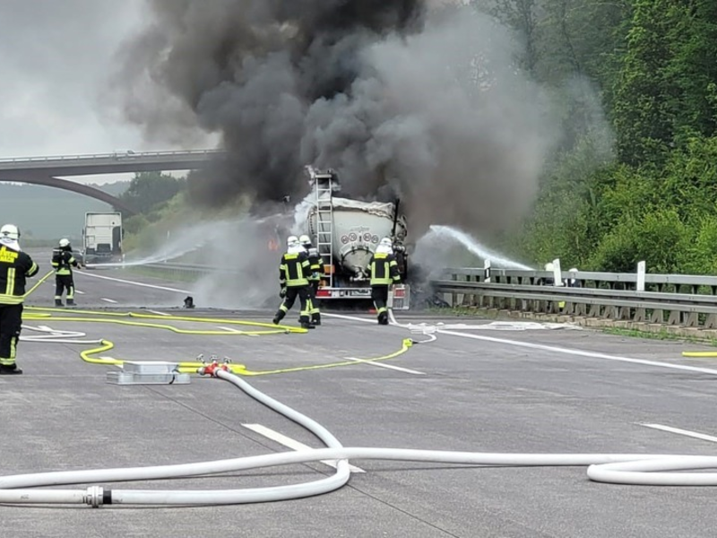 API-TH: Anhänger löst sich vom Auto - Ladung verteilt sich auf beiden Richtungsfahrbahnen - Foto: presseportal.de