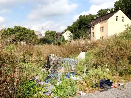 Müll auf einer Grünfläche in Duisburg-Marxloh. (Archivbild) - Foto: Roland Weihrauch/dpa