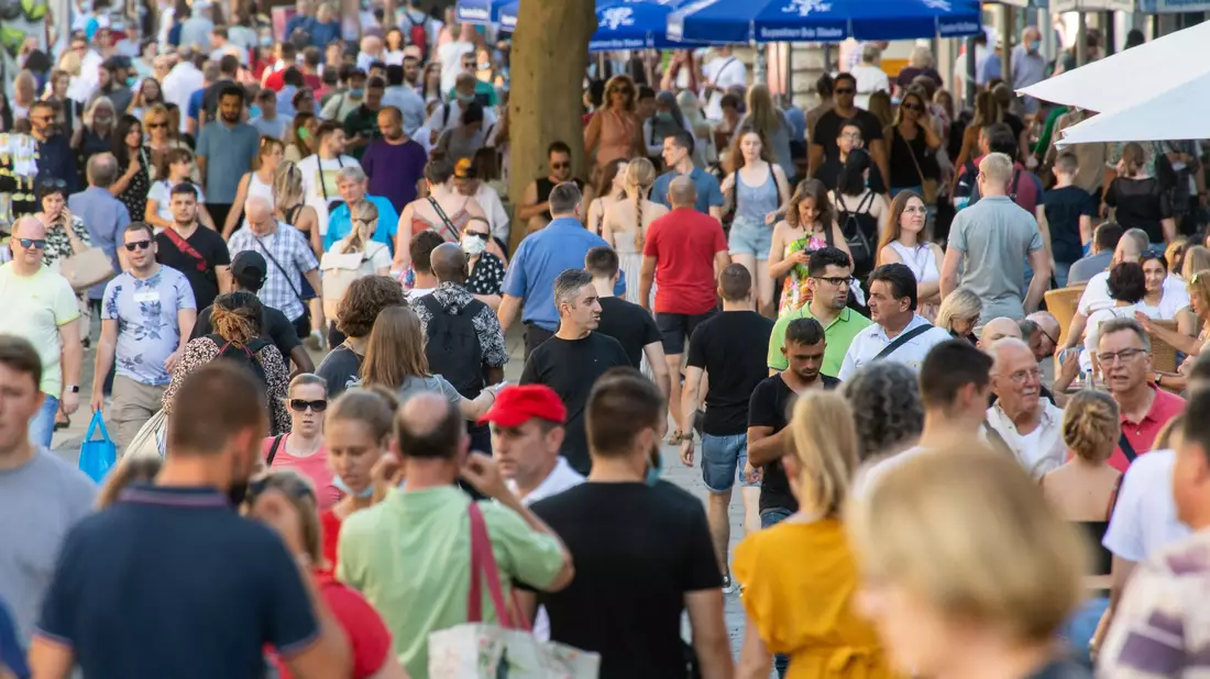 In deutschen Innenstädten waren im ersten Halbjahr mehr Besucher unterwegs als ein Jahr zuvor. Die Kaufinger Straße verzeichnete ein Plus von 7 Prozent. - Bild: Peter Kneffel/dpa