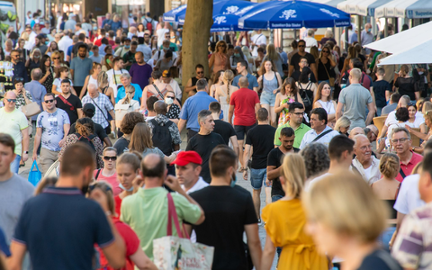 In deutschen Innenstädten waren im ersten Halbjahr mehr Besucher unterwegs als ein Jahr zuvor. Die Kaufinger Straße verzeichnete ein Plus von 7 Prozent. - Foto: Peter Kneffel/dpa