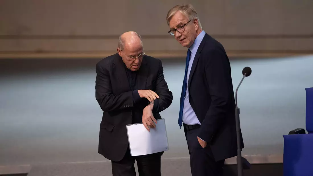 Gregor Gysi und Dietmar Bartsch sorgen sich um die Linke - und fordern einen Neuanfang ihrer Partei. (Archivbild) - Bild: Kilian Genius/dpa