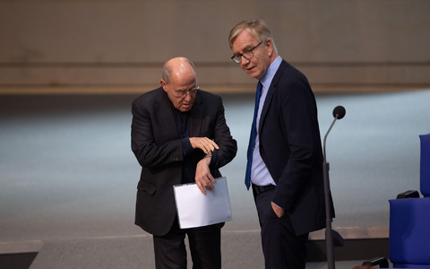 Gregor Gysi und Dietmar Bartsch sorgen sich um die Linke - und fordern einen Neuanfang ihrer Partei. (Archivbild) - Foto: Kilian Genius/dpa