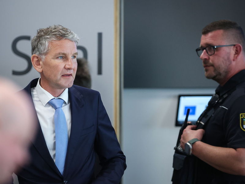 Björn Höcke hält sich weiter für unschuldig und akzeptiert auch das zweite Urteil nicht. (Archivbild) - Foto: Ronny Hartmann/AFP Pool/dpa