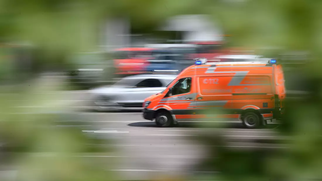 Während dem Sportunterricht muss ein Junge  im Ortenaukreis reanimiert werden. Nur kurz darauf stirbt er im Krankenhaus. - Bild: Sebastian Gollnow/dpa