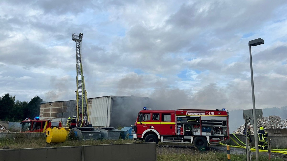 FW Kamen: Abschlussmeldung Lagerhallenbrand in Kamen-Heeren - Foto: presseportal.de