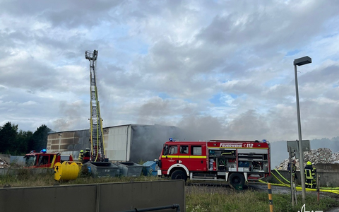 FW Kamen: Abschlussmeldung Lagerhallenbrand in Kamen-Heeren - Foto: presseportal.de