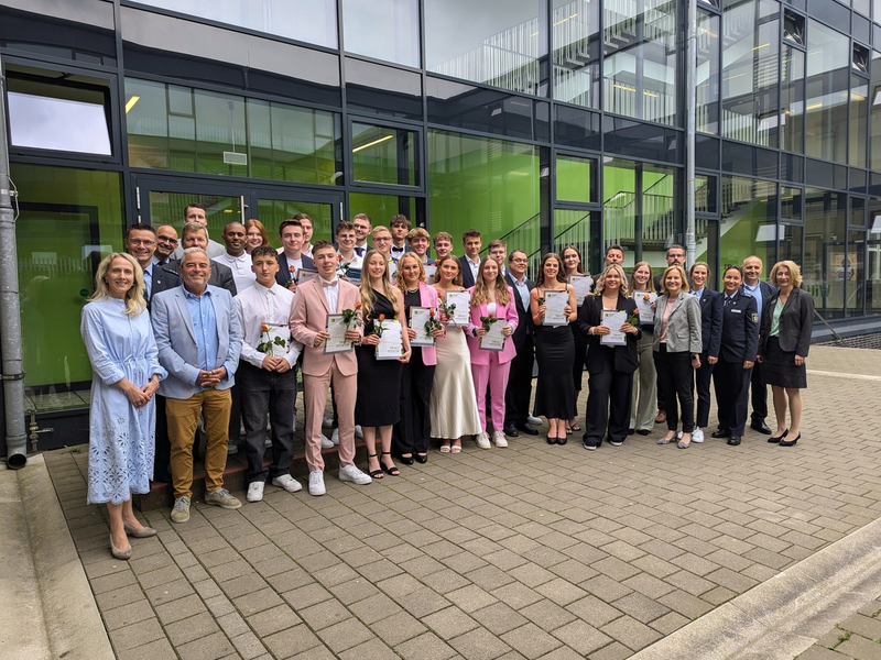 POL-BO: Neuer Bildungsgang: 24 junge Menschen schließen in Bochum erstmals FOS Polizei ab - Foto: presseportal.de