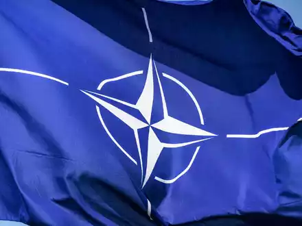 Nato-Flagge - Foto: Robert Michael/dpa