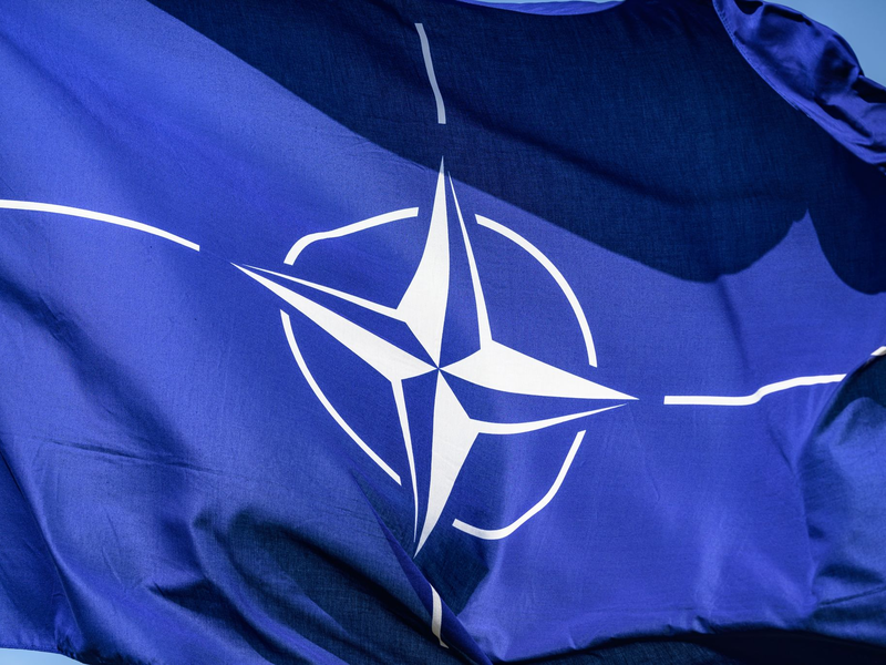 Nato-Flagge - Foto: Robert Michael/dpa