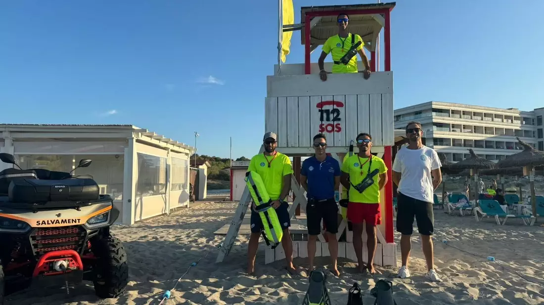 Rettungsschwimmer auf Mallorca haben fünf Deutsche gerettet. Die Urlauber waren von plötzlich einsetzenden starken Strömungen aufs Meer hinausgezogen worden.  - Bild: Marcos Ruiz/dpa