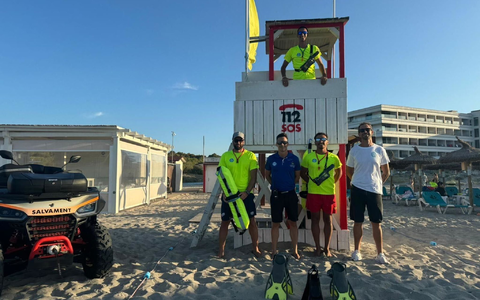 Rettungsschwimmer auf Mallorca haben fünf Deutsche gerettet. Die Urlauber waren von plötzlich einsetzenden starken Strömungen aufs Meer hinausgezogen worden.  - Foto: Marcos Ruiz/dpa