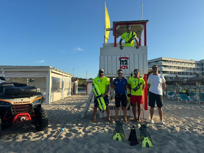 Rettungsschwimmer auf Mallorca haben fünf Deutsche gerettet. Die Urlauber waren von plötzlich einsetzenden starken Strömungen aufs Meer hinausgezogen worden.  - Foto: Marcos Ruiz/dpa