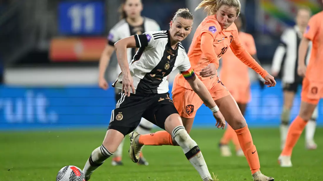 Alexandra Popp (l) führt die Fußballerinnen bei Olympia an. - Bild: Federico Gambarini/dpa