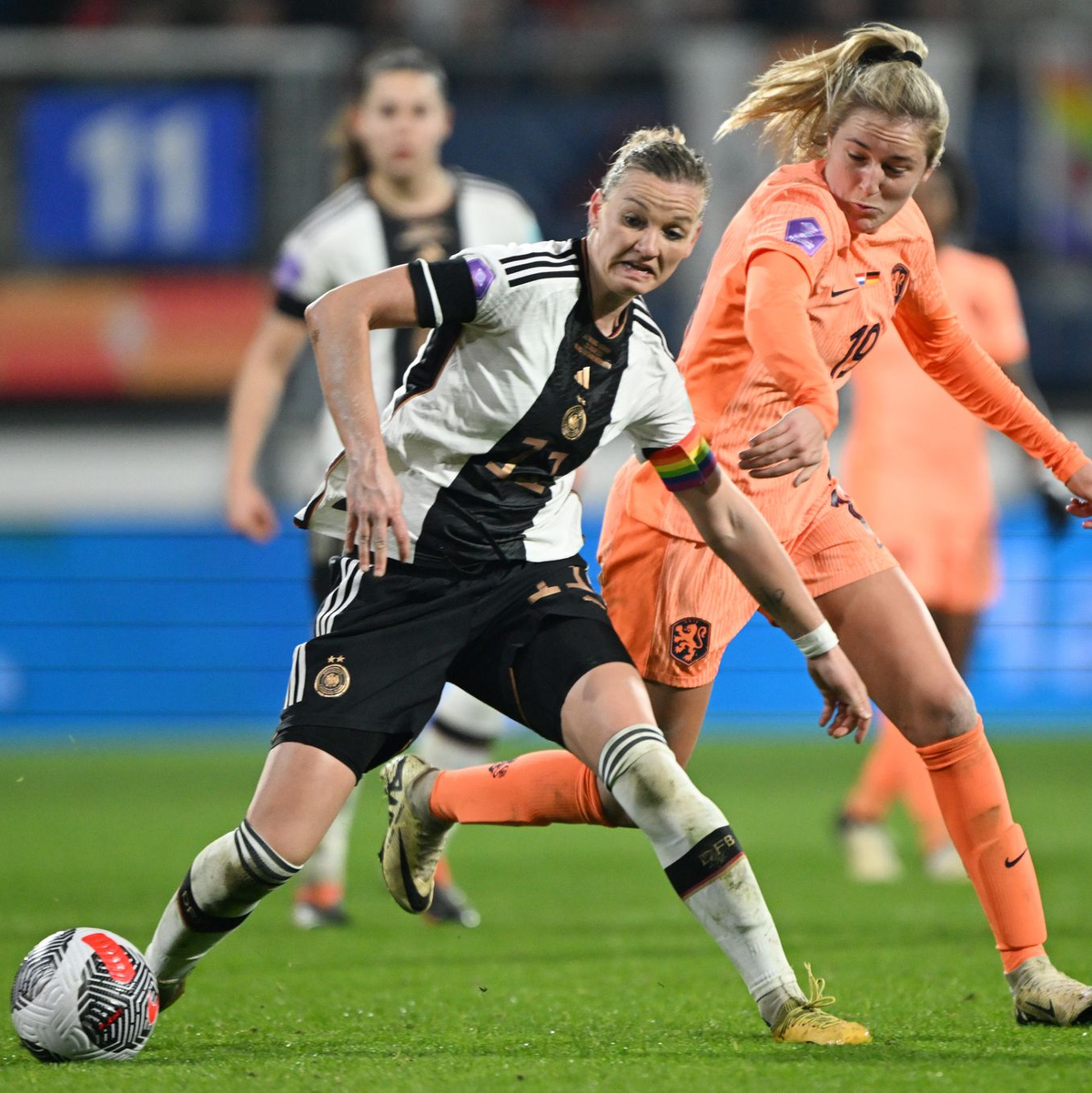 Alexandra Popp (l) führt die Fußballerinnen bei Olympia an. - Foto: Federico Gambarini/dpa