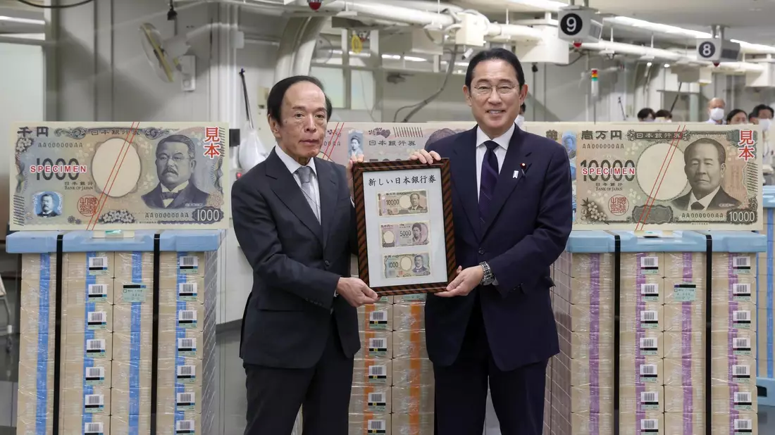 Japans Premierminister Fumio Kishida (r) und der Gouverneur der Bank of Japan, Kazuo Ueda, präsentieren die neuen Banknoten in Tokio. - Bild: Uncredited/Japan Pool via Kyodo News/dpa