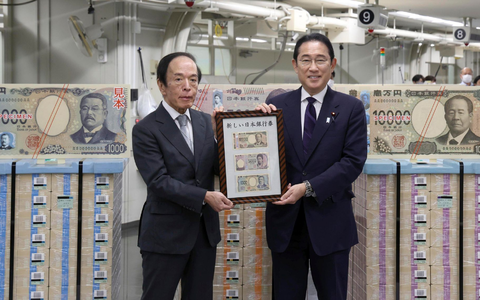 Japans Premierminister Fumio Kishida (r) und der Gouverneur der Bank of Japan, Kazuo Ueda, präsentieren die neuen Banknoten in Tokio. - Foto: Uncredited/Japan Pool via Kyodo News/dpa