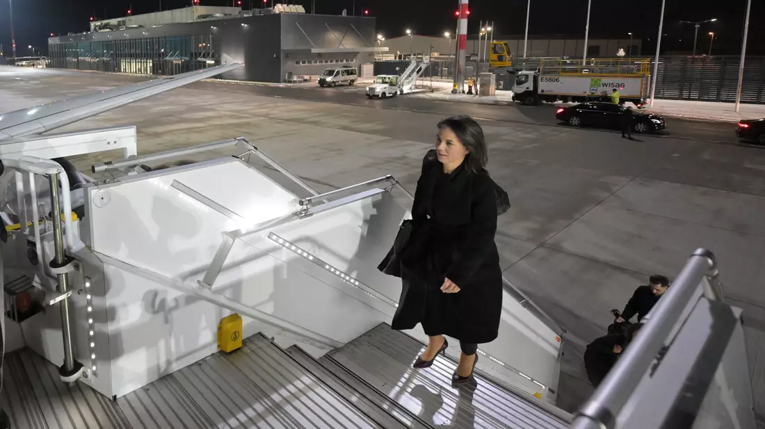 Außenministerin Baerbock steht für einen späten Kurzstreckenflug aus Frankfurt in der Kritik. (Archivbild) - Bild: Hannes P. Albert/dpa