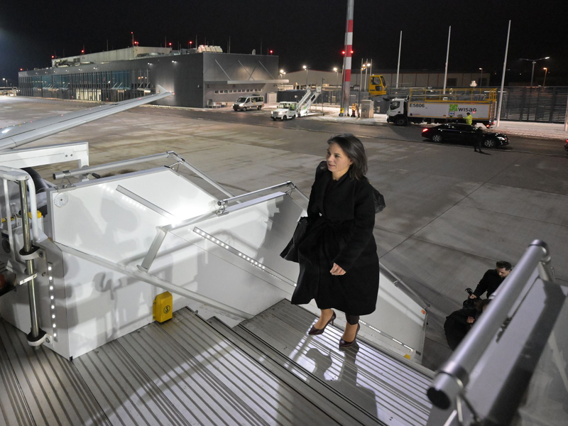 Außenministerin Baerbock steht für einen späten Kurzstreckenflug aus Frankfurt in der Kritik. (Archivbild) - Foto: Hannes P. Albert/dpa