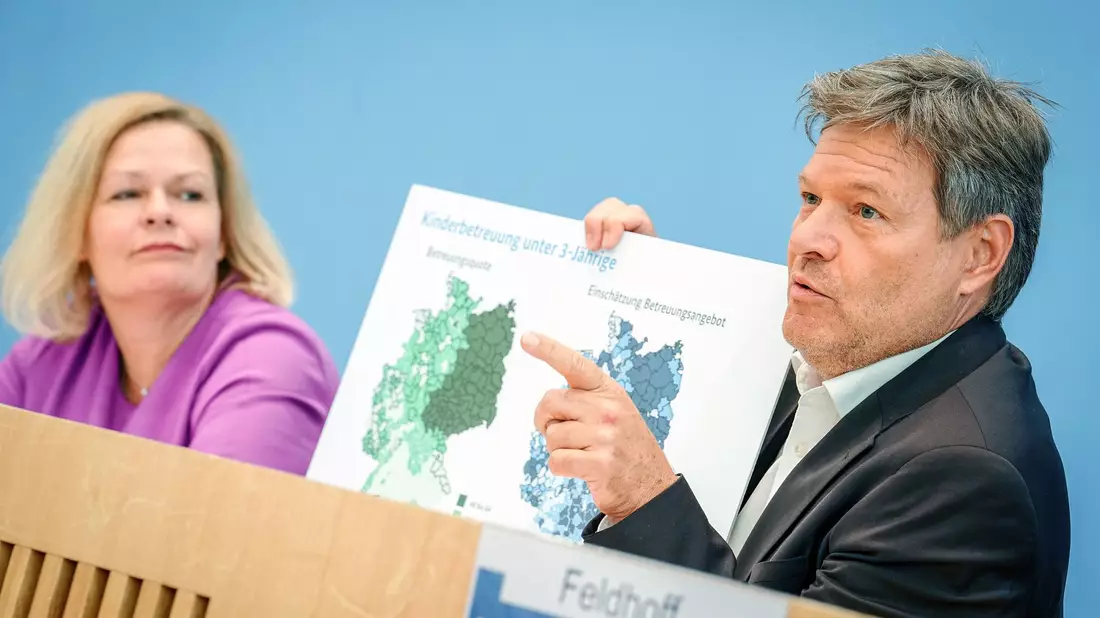 Bei gleichwertigen Lebensverhältnissen geht es voran, findet Wirtschaftsminister Robert Habeck. - Bild: Kay Nietfeld/dpa