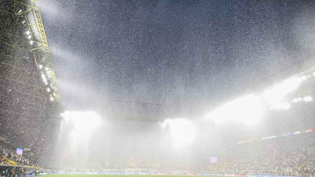 In der Summe hat es in den vergangenen zwölf Monaten rekordmäßig viel geregnet. Auch beim EM-Fußballspiel Deutschland gegen Dänemark hat es zeitweise geschüttet wie aus Eimern. - Bild: Federico Gambarini/dpa