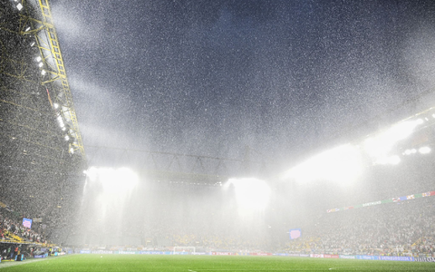 In der Summe hat es in den vergangenen zwölf Monaten rekordmäßig viel geregnet. Auch beim EM-Fußballspiel Deutschland gegen Dänemark hat es zeitweise geschüttet wie aus Eimern. - Foto: Federico Gambarini/dpa