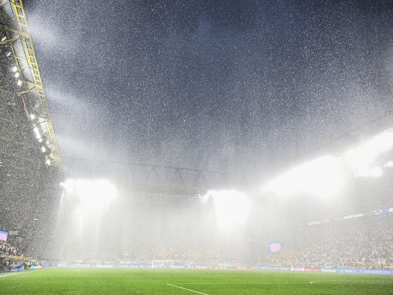 In der Summe hat es in den vergangenen zwölf Monaten rekordmäßig viel geregnet. Auch beim EM-Fußballspiel Deutschland gegen Dänemark hat es zeitweise geschüttet wie aus Eimern. - Foto: Federico Gambarini/dpa