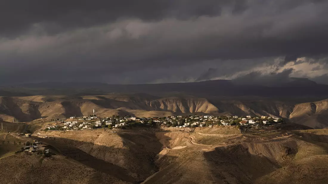 Blick auf eine israelische Siedlung im Westjordanland: Israels Führung treibt den Siedlungsbau trotz internationaler Kritik voran. - Bild: Mahmoud Illean/AP/dpa