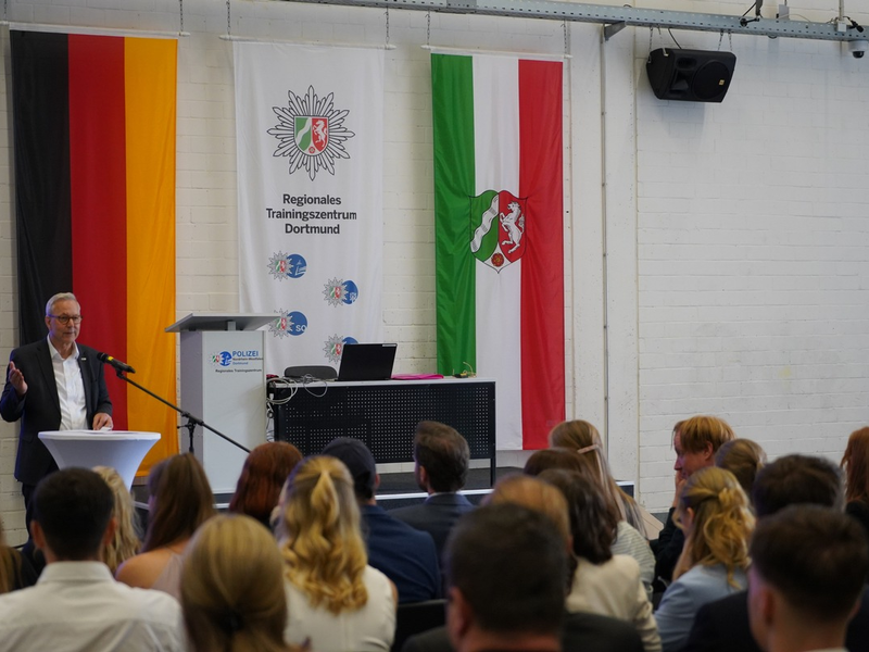 POL-DO: Erfolgreicher Abschluss des ersten Jahrgangs der Fachoberschule Polizei - Foto: presseportal.de