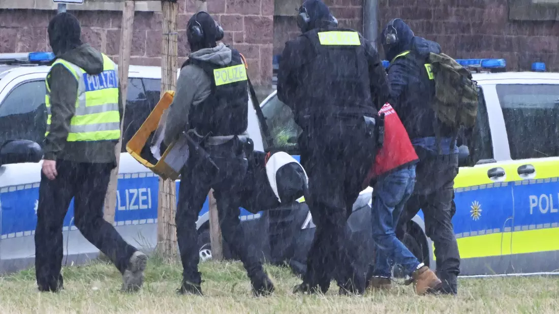 Die Festgenommenen sollen unter anderem bei einer friedlichen Demonstration in Syrien auf Demonstranten geschossen haben. - Bild: Uli Deck/dpa