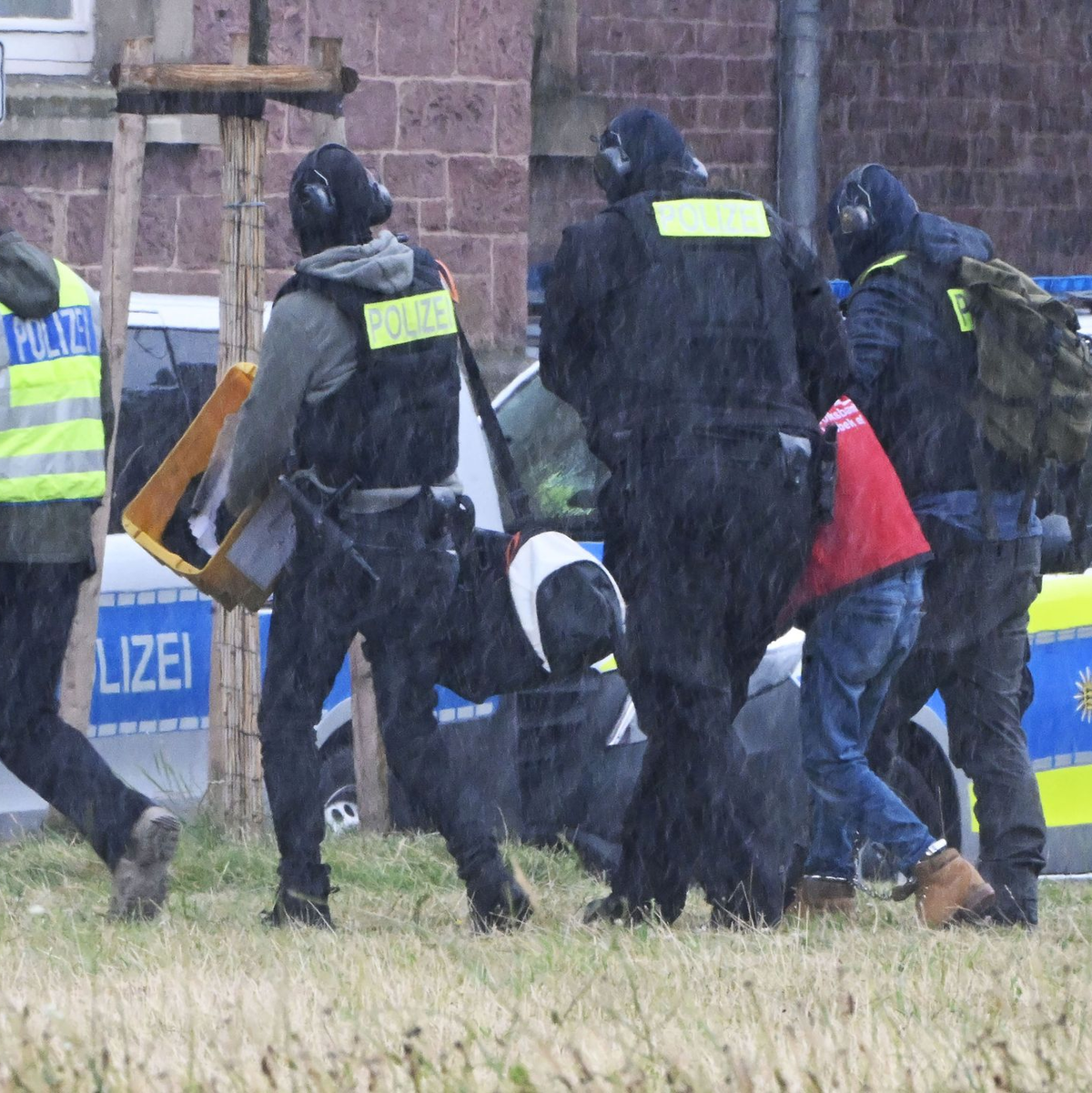 Die Festgenommenen sollen unter anderem bei einer friedlichen Demonstration in Syrien auf Demonstranten geschossen haben. - Foto: Uli Deck/dpa