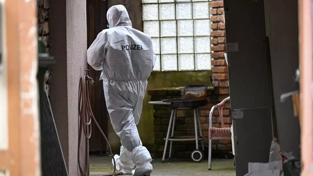 Nach der mutmaßlichen Tötung einer Frau sichern Polizisten Spuren am Tatort. - Bild: Marius Bulling/onw-images/dpa