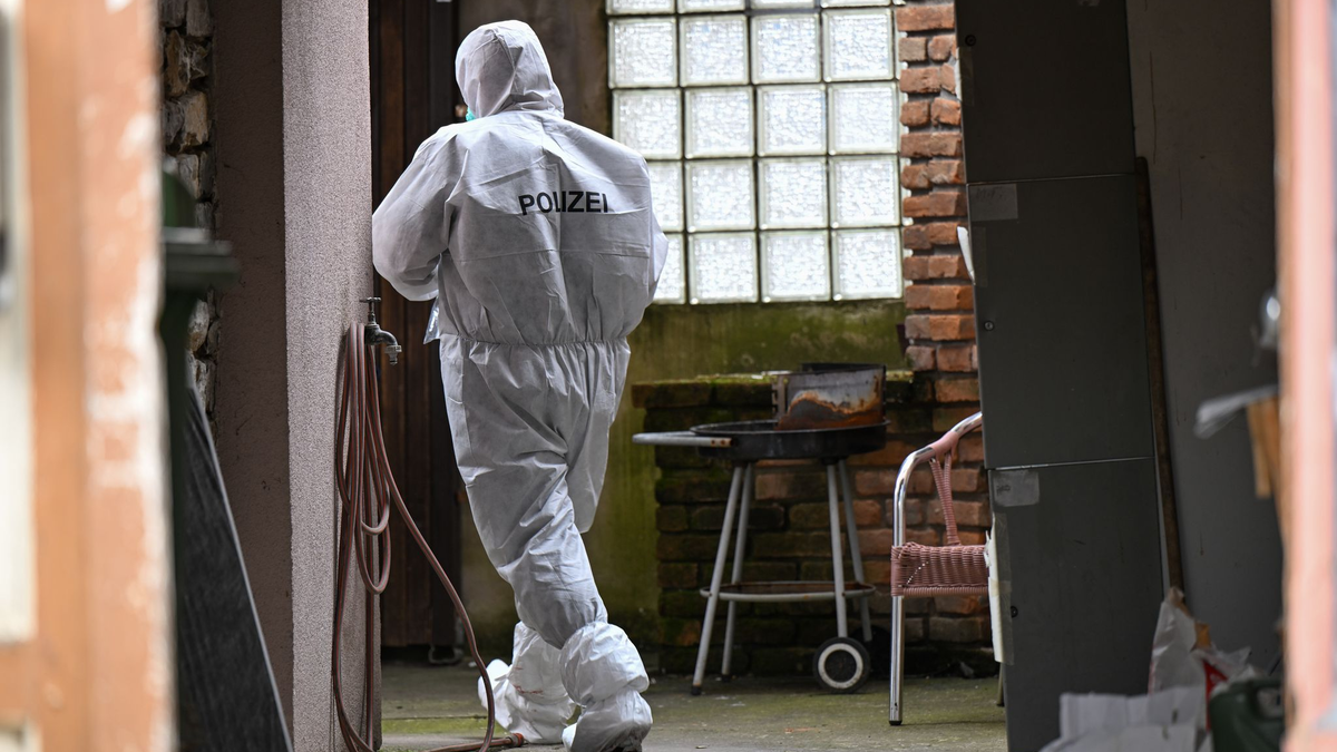 Nach der mutmaßlichen Tötung einer Frau sichern Polizisten Spuren am Tatort. - Foto: Marius Bulling/onw-images/dpa