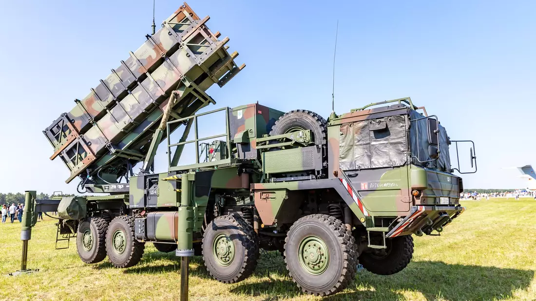 Ein Flugabwehrsystem vom Typ Patriot. Der Haushaltsausschuss des Bundestages hat den Weg für vier neue Patriot-Systeme freigemacht (Archivbild). - Bild: Frank Hammerschmidt/dpa