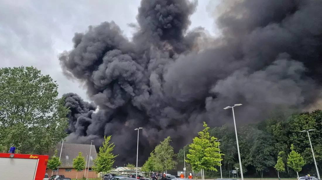 FW-RD: Großfeuer auf der Werft in Schacht-Audorf - 420 Einsatzkräfte im Einsatz - Bild: presseportal.de