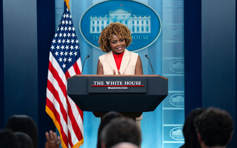 Die Sprecherin des Weißen Hauses, Karine Jean-Pierre, muss derzeit fast ausschließlich Fragen zum desaströsen TV-Auftritt ihres Chefs beatworten. - Foto: Evan Vucci/AP/dpa