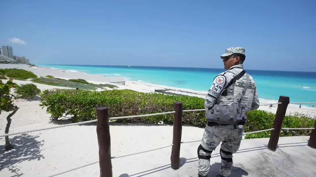 Mehr als 6.300 Soldaten und Polizisten sind auf der Halbinsel Yucatán einsatzbereit. - Bild: Fernando Llano/AP