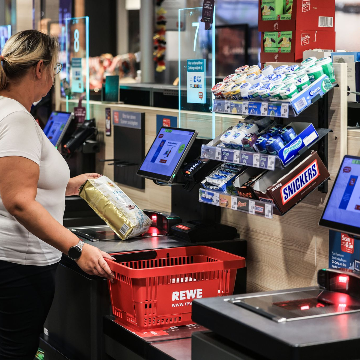 In Deutschland gibt es Experten zufolge inzwischen weit über 20.000 Selbstbedienungskassen. - Foto: Oliver Berg/dpa
