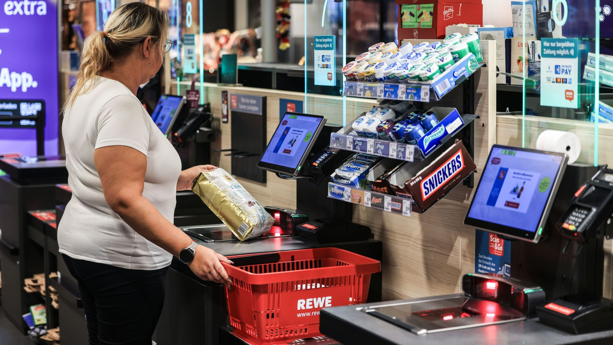 Die Supermarktkette Rewe setzt künftig noch stärker auf Selbstbedienungskassen. - Foto: Oliver Berg/dpa