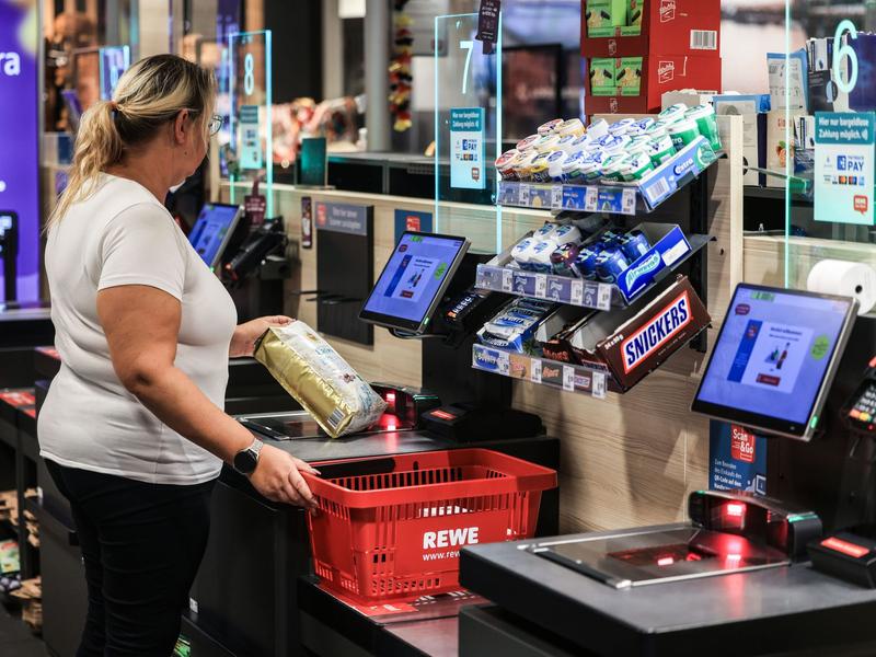 In Deutschland gibt es Experten zufolge inzwischen weit über 20.000 Selbstbedienungskassen. - Foto: Oliver Berg/dpa