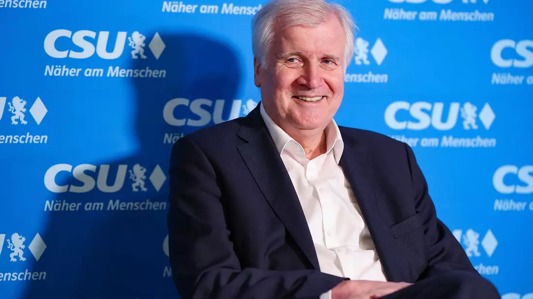 Auf Parteiveranstaltungen ist Horst Seehofer gelegentlich noch zu sehen. Doch der frühere bayerische Ministerpräsident, der unter Kanzlerin Merkel zuletzt Bundesinnenminister war, hat sich aus der aktiven Politik zurückgezogen. (Archivfoto) - Bild: Daniel Löb/dpa